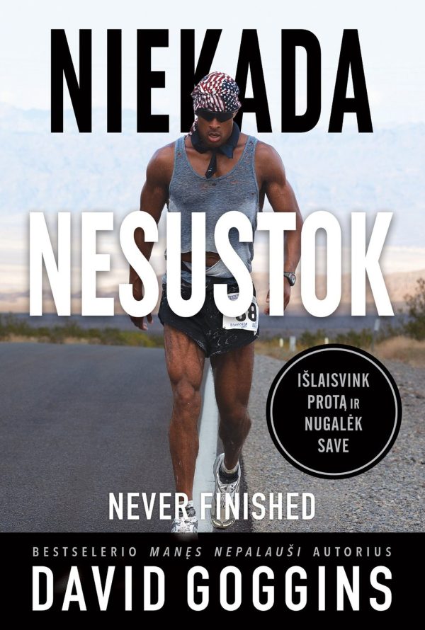 Knygos „Niekada nesustok“ viršelis: David Goggins bėga plentu, virš jo didelis užrašas „Niekada nesustok“